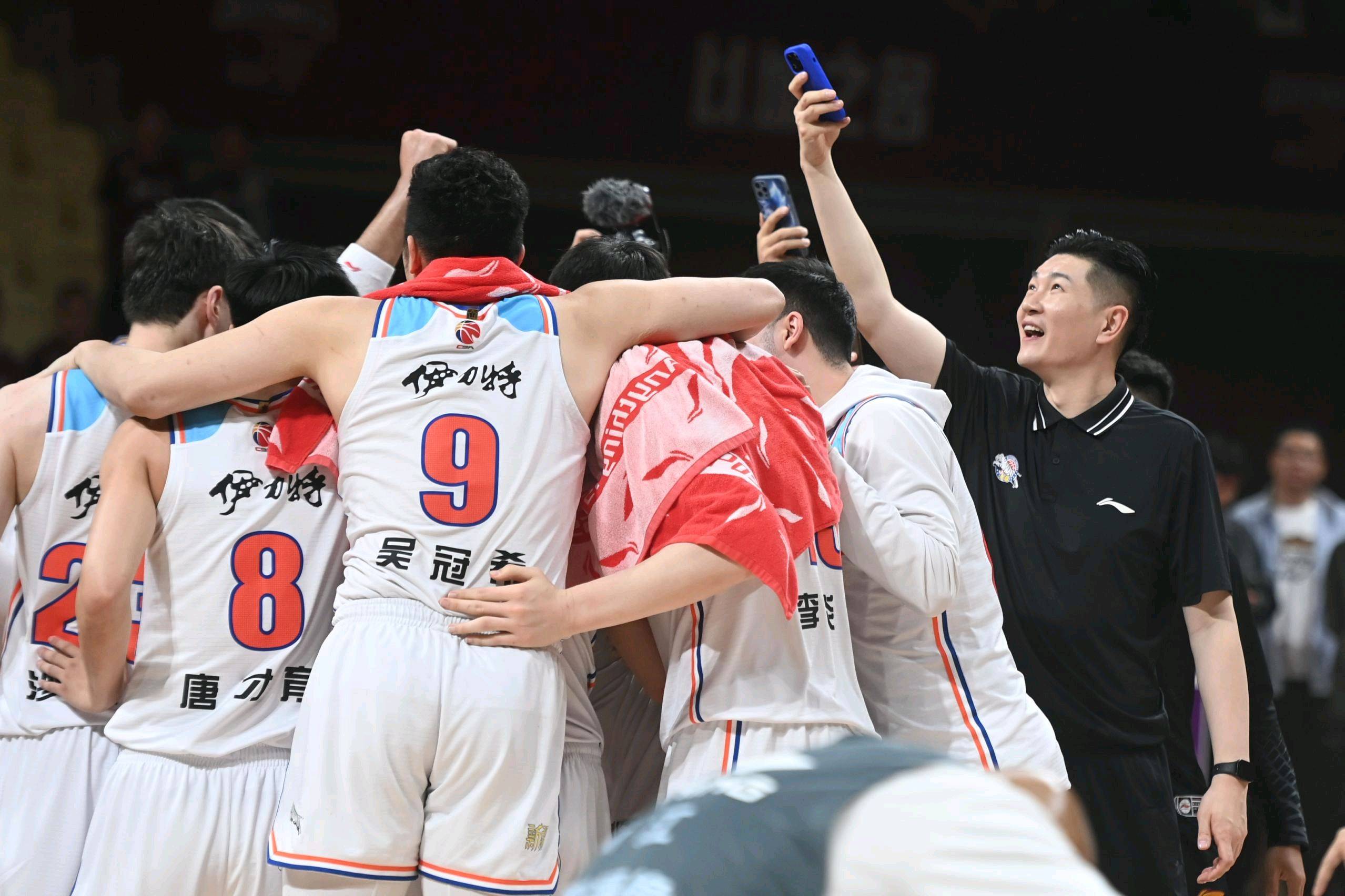新疆男篮全队备战，迎接激烈比赛  第2张